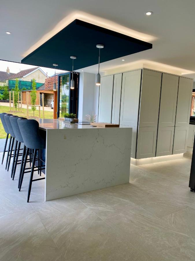 Stunning Modern Home Set In Beautiful Grounds. Бат Екстериор снимка