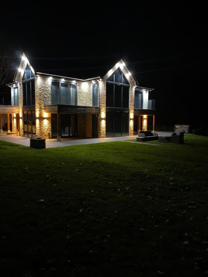 Stunning Modern Home Set In Beautiful Grounds. Бат Екстериор снимка